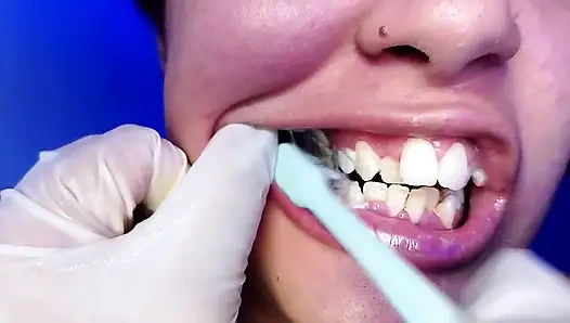 Aku lagi asik sikat gigi sambil pamer tubuh aduhainya (close-up)