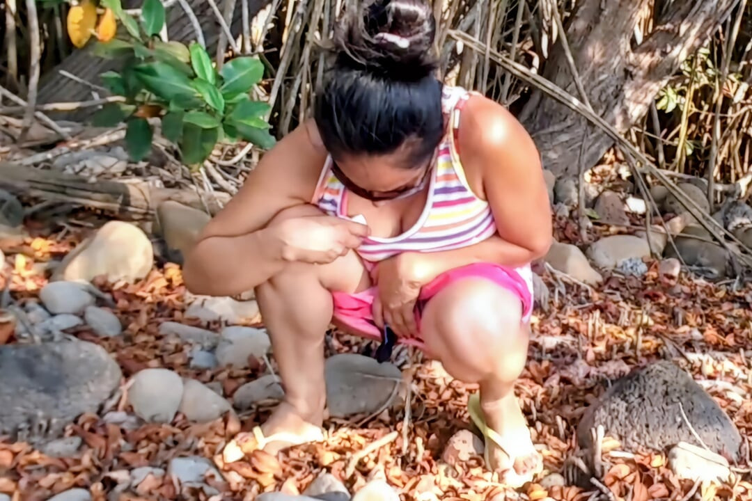 SEXY MATURE WIFE WITH A PRETTY PUSSY IS CAUGHT PEEING ON THE BEACH