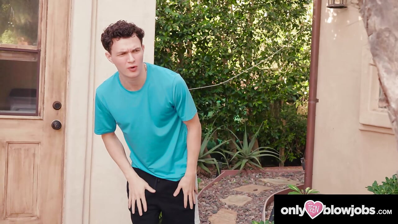 ONLY TEEN BLOWJOBS - Η μαζορέτα Archer Ali πιάστηκε να εξασκείται και ρουφάει τον κόκορα του γείτονα