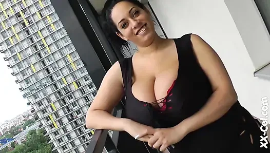 Yığılmış Avrupalı Amanda Torres amatör videoda meme ucunu yalamanın ve emmenin tadını çıkarıyor