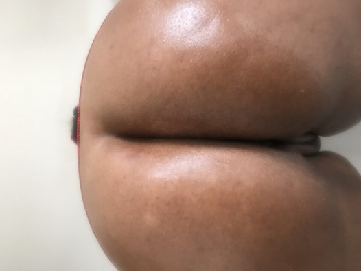 Braziliaanse vrouw schudt naakt met haar grote kont - erg heet en smakelijk