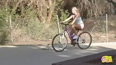 स्याही लगी सुनहरे बालों वाली मफ गोताखोर घूमते साइकिल चालक को डबल अंत वाले डिल्डो का उपयोग करने के लिए बहकाती है