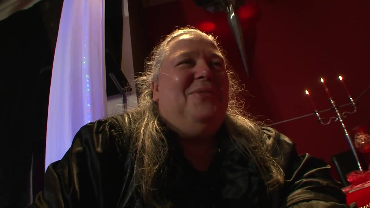 赤毛BDSMスラットが屋外・屋内で指で愛される