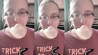 Asmr विशाल बुलबुला गम ध्वनि प्रभाव हेडफ़ोन में सुनो