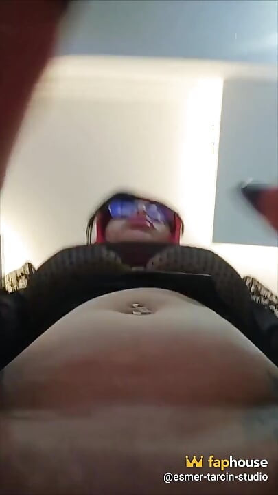 Kobieta w chuście na głowie przeszła sama w swoim łóżku