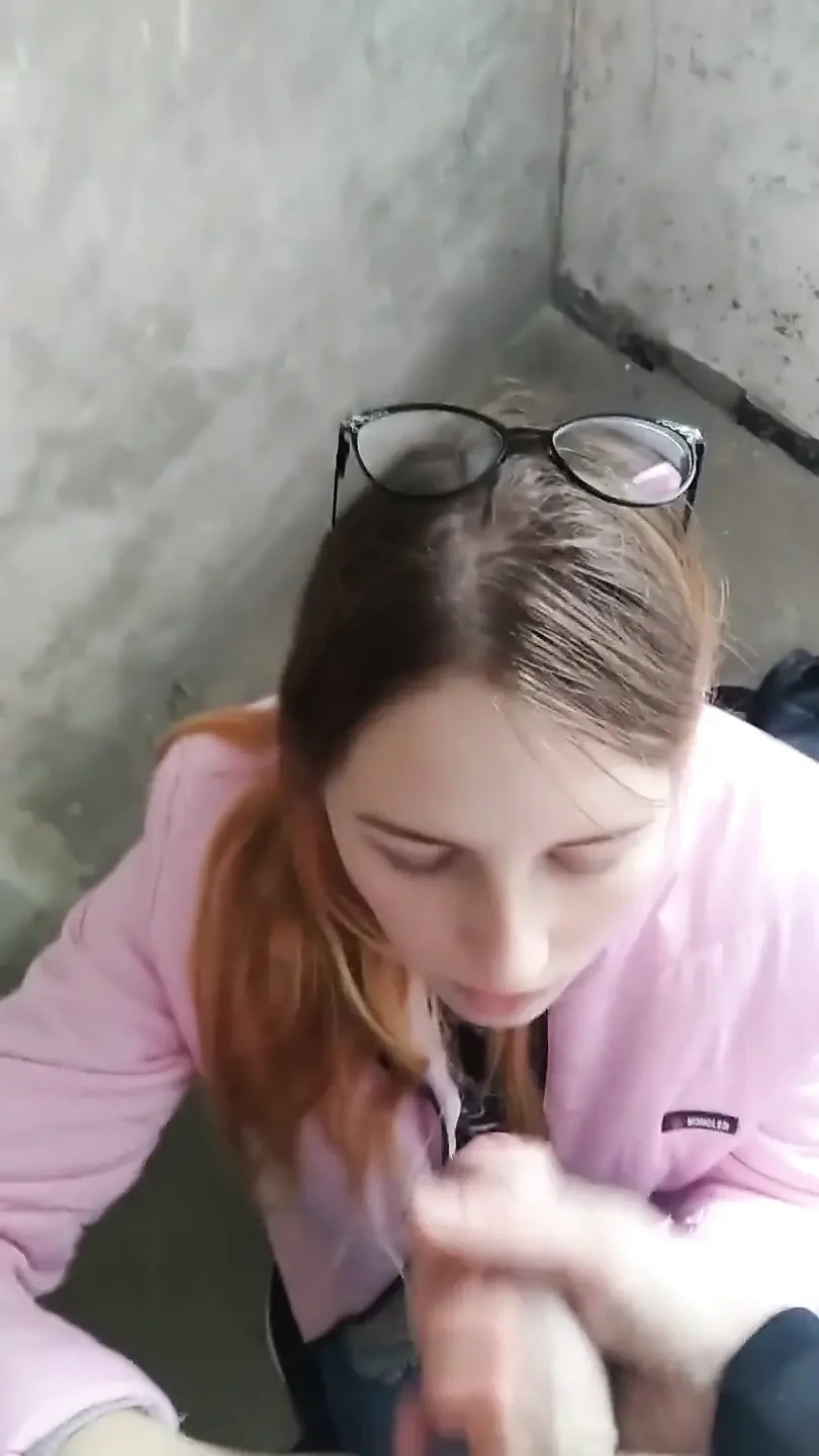 The girl sucked at the entrance