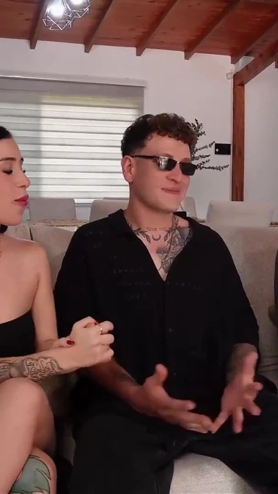 与我的好朋友和我的保安分享我保安的大鸡巴的三人行 |剪辑 1