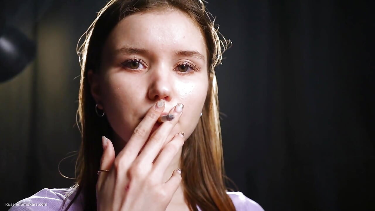 Une fille de 18 ans fume deux cigarettes fortes en liège