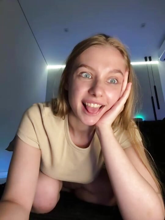 Fingering pussy with nude girl