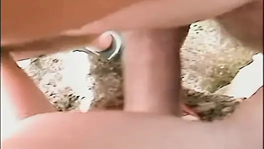 Azgın kızıl saçlı bebek vahşi plajda amcığını parmaklıyor