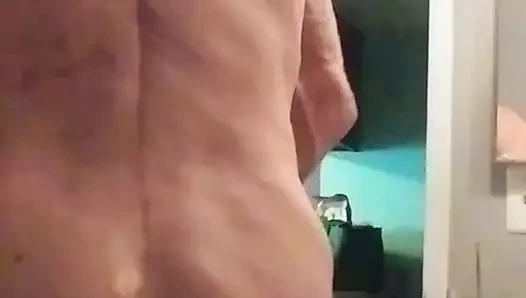 Dildoya oturuyor.
