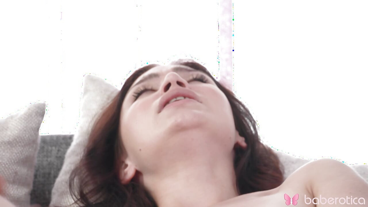 Bruneta solo Eva Murkovski geme tare și se masturbează cu un vibrator în 4K.