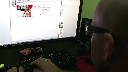 Yüksek topuklu sarışın piliç kaslı adamın yarağını tatmin ediyor