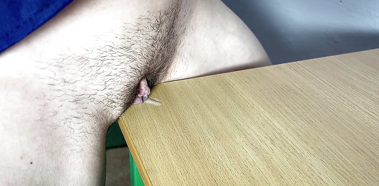 The friction of a petite teen solo, experienced an orgasm from friction and flowed onto the table