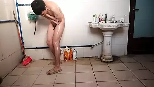 Gruby brat został potajemnie sfotografowany pod prysznicem w domu