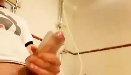 Momak dolazi jako dok se igra sa igračkom za jebanje