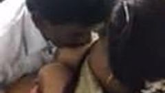22 Zuid -Indische huisvrouw met grote borsten in treinaansluiting
