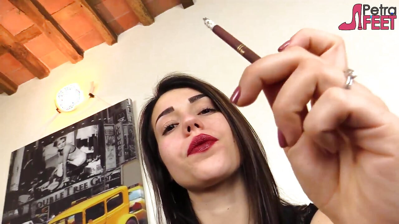 Mooi Italiaans meisje rookt een sigaar van dichtbij