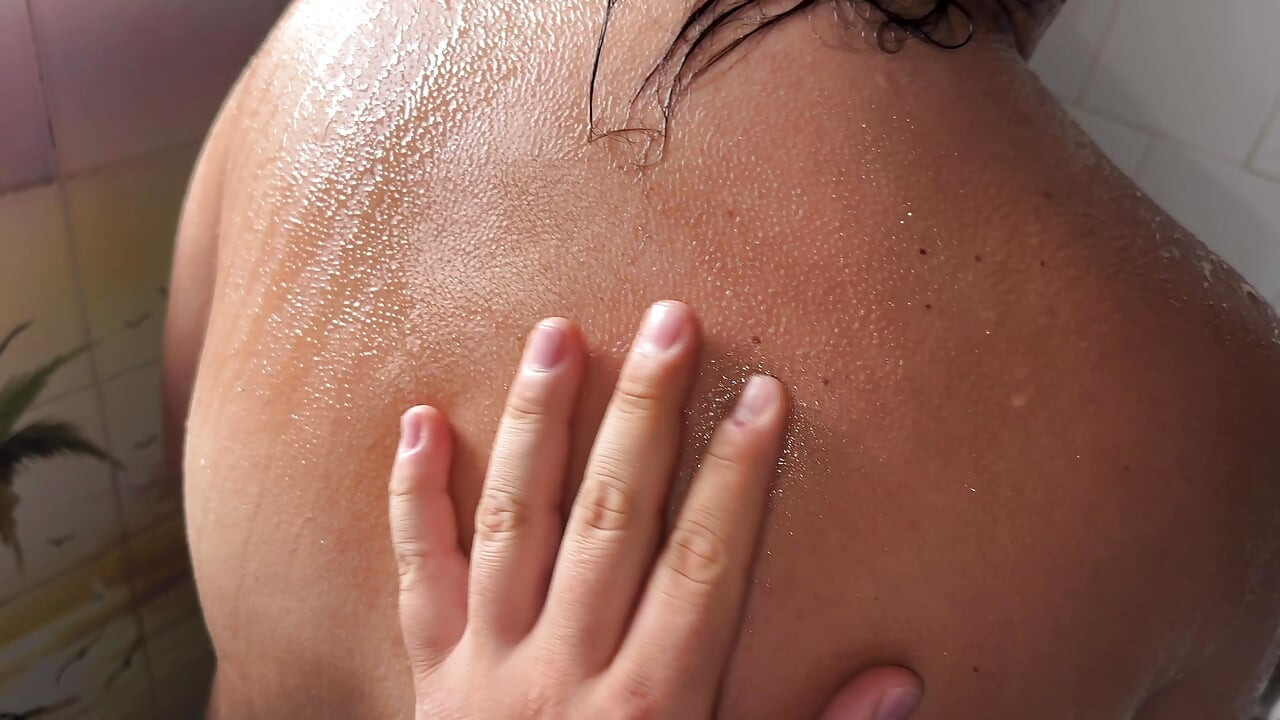 My pussy need a tongue inside ! lick me and don't stop untill I shake !