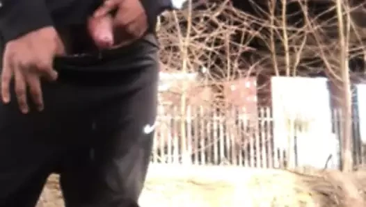 Ragazzo di colore piscia in tuta adidas