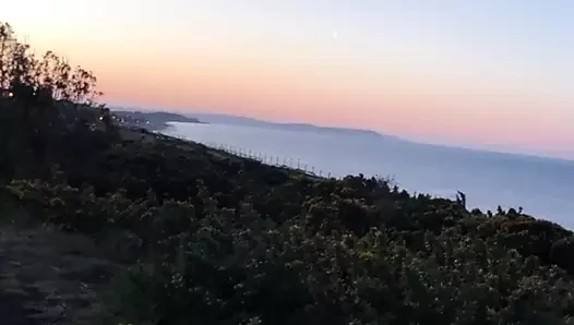 Güneş doğarken bir parkta bankta oturmak