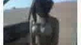 Chica árabe con cuerpo perfecto en desierto con sujetador