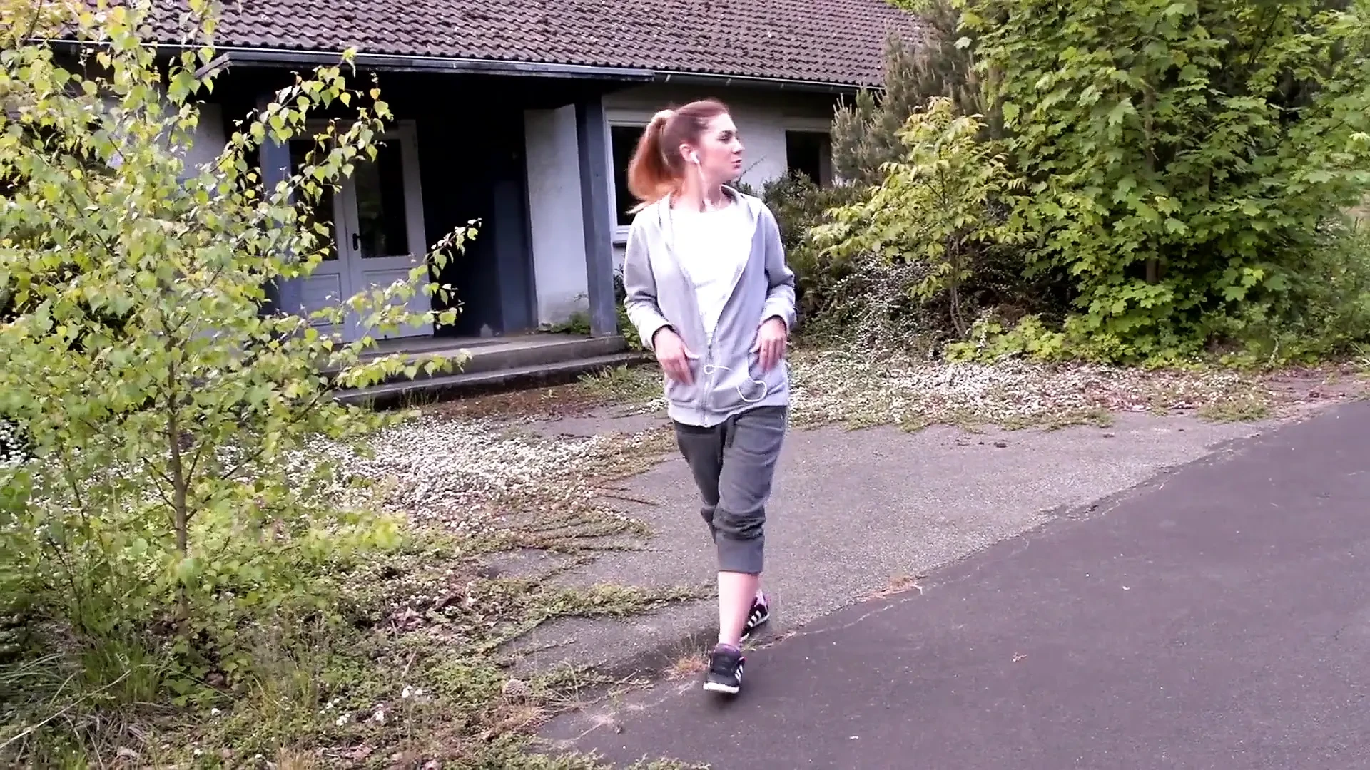 Szexi nagyseggű barna élvezi a kemény szabadtéri baszást a széles puncijában