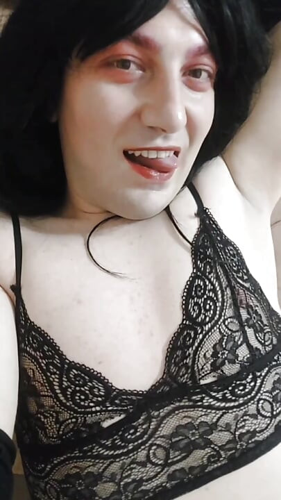 Sissy crossdresser muda gotik kulit putih