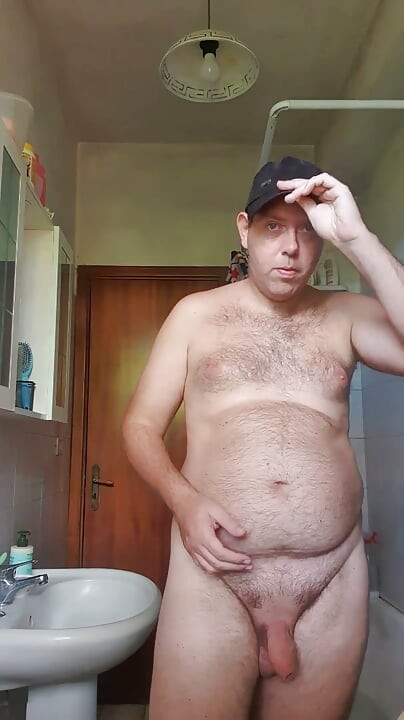 Completamente desnuda con sombrero