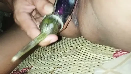 Das gloryhole der schwiegermutter mit einer großen aubergine zertrümmern