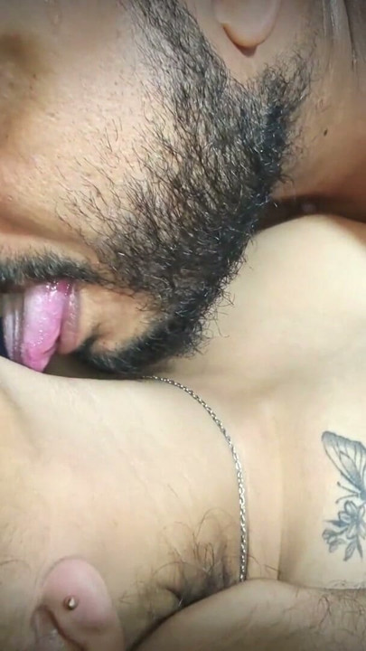 Jogo sexual com lambidelas de Jackson com calda de chocolate sobre os peitos | Clip 3