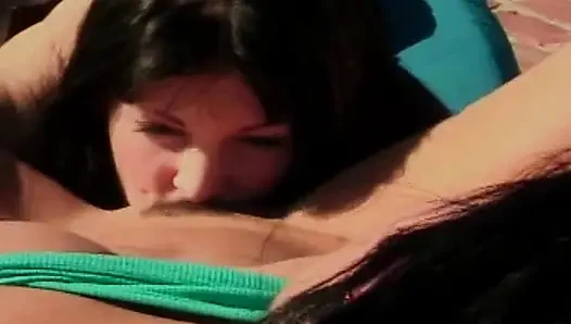 Perfekte lesben-schätzchen, die spaß am pool haben