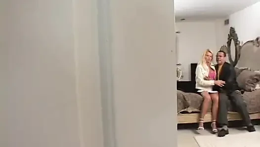 Ateşli tatlı orta yaşlı seksi kadın götü sikilirken domalarak domalıyor