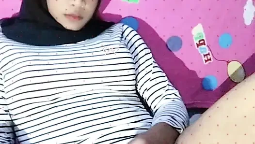 Hijab, çıplak olmak isteyen güzel bir kızdır
