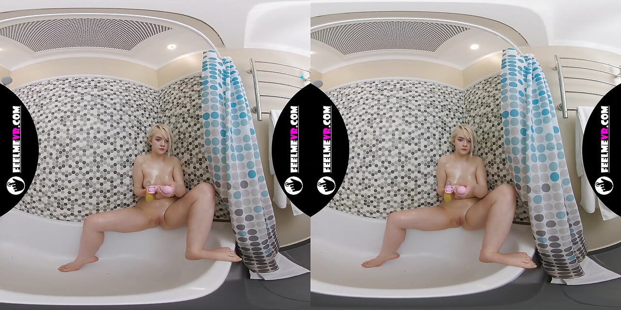 Coroline si masturba in doccia con un vibratore rosa 3D 180vr