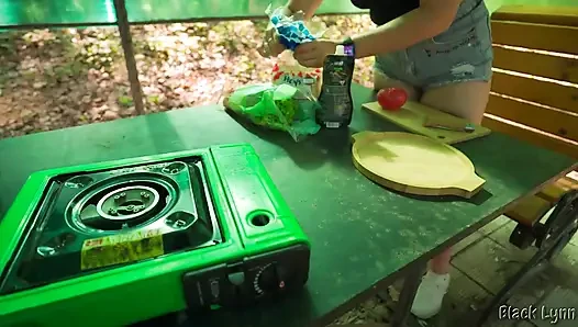 Pengalaman lengkap pacar: berkemah, memancing, memasak, dan seks di luar ruangan!