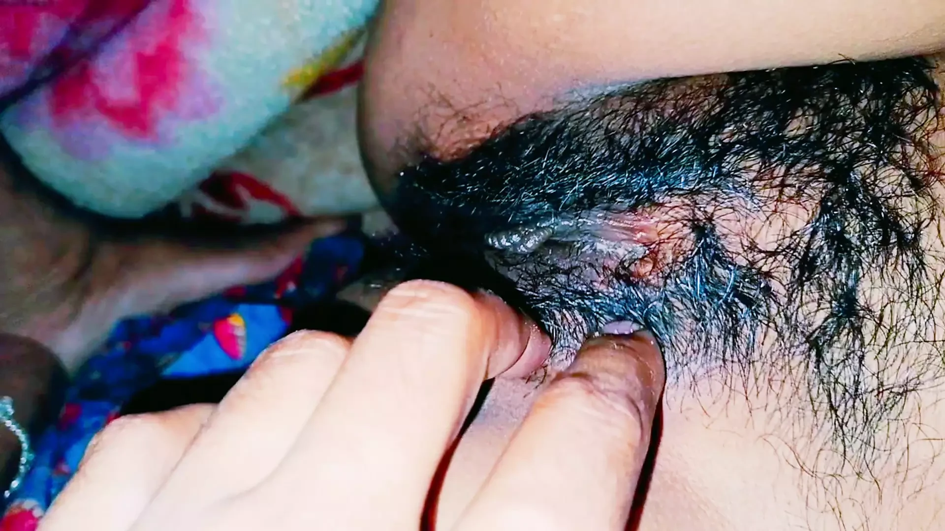 Dever APPROFITTAVA Lui ha trovato la figa pelosa di notte !! Beccato Suhani Bhabhi e fingring e cazzo di figa pelosa