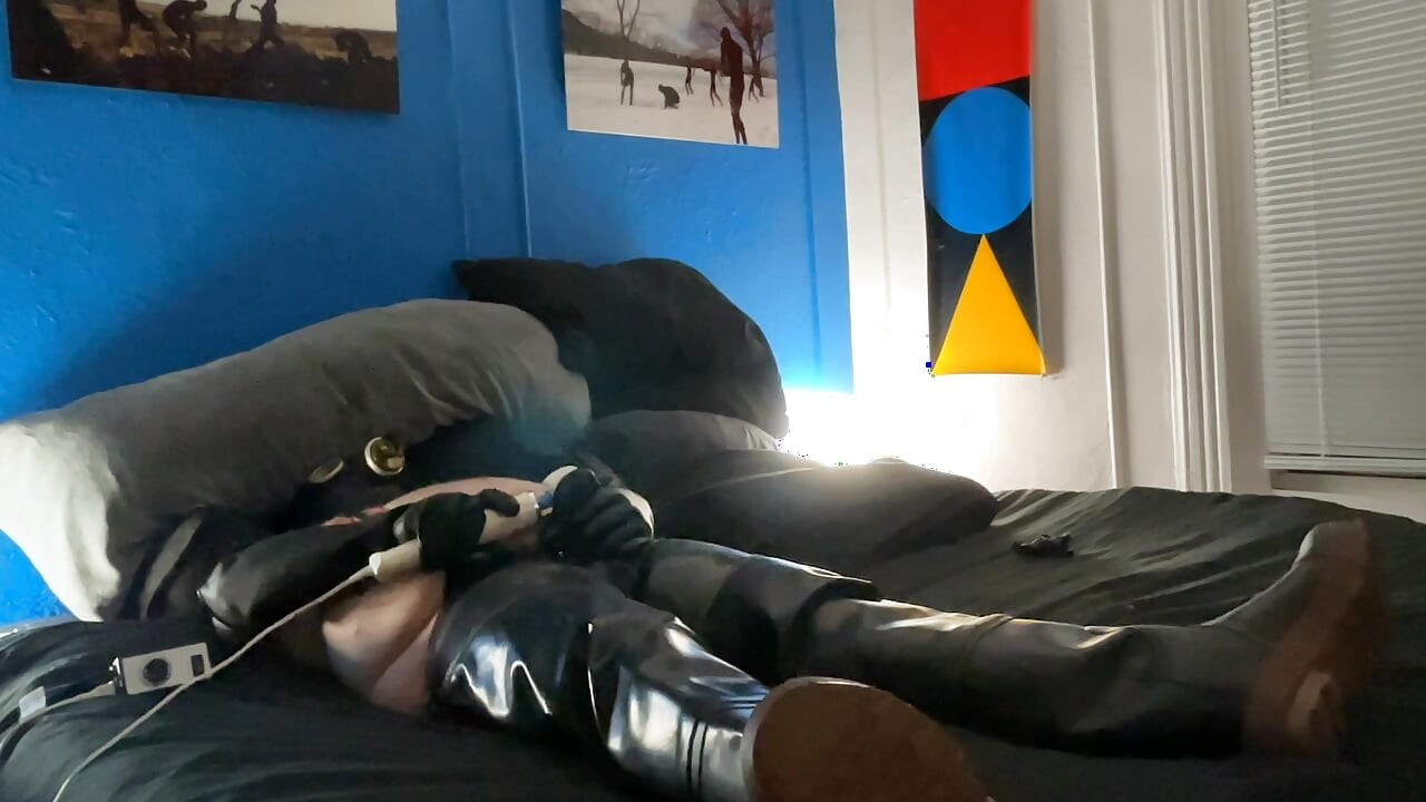 ガズマスクをつけたぽっちゃりラテックスのクマが魔法の杖で射精し、ペニスは大きな風船に閉じ込められている