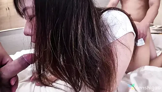 Mollige japanerin Mayu Takase lutscht harte schwänze, bevor sie einen dreier hat.