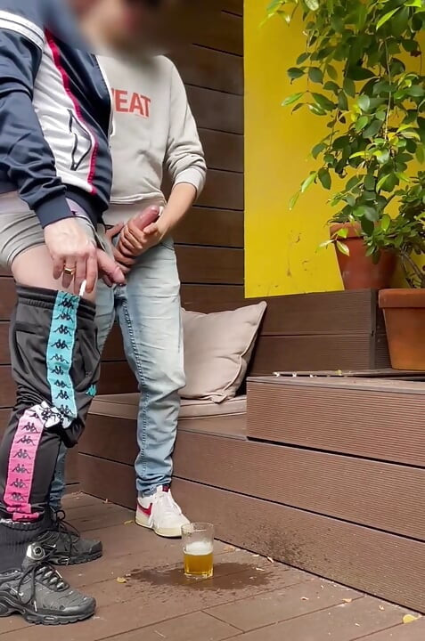 2 chlapci se snaží čůrat do sklenice