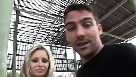 Он ломает задницу шлюшки, которую он встретил на улице