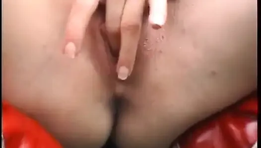 Pelacur berambut merah memakai stoking mengebor memeknya dengan pisang