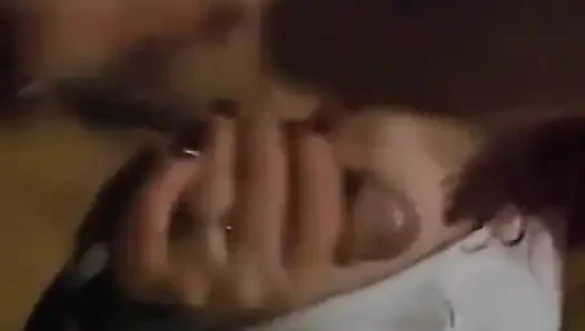 Mollige MILF lutscht einen fetten schwanz und sabbert überall