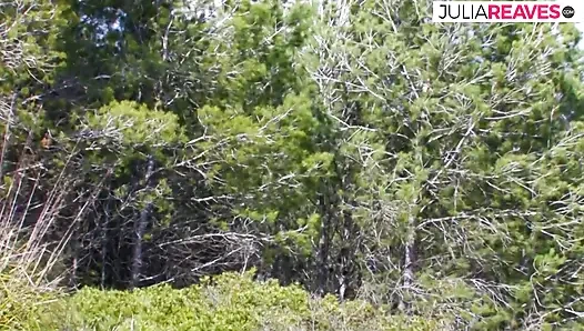 Горячая девушка получает огромный хуй в ее тугие дырки из задницы