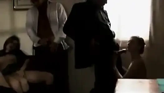Olgun sarışın ateşli oyuncu seçmelerinde zonklayan büyük zenci gırtlağına kadar alıyor