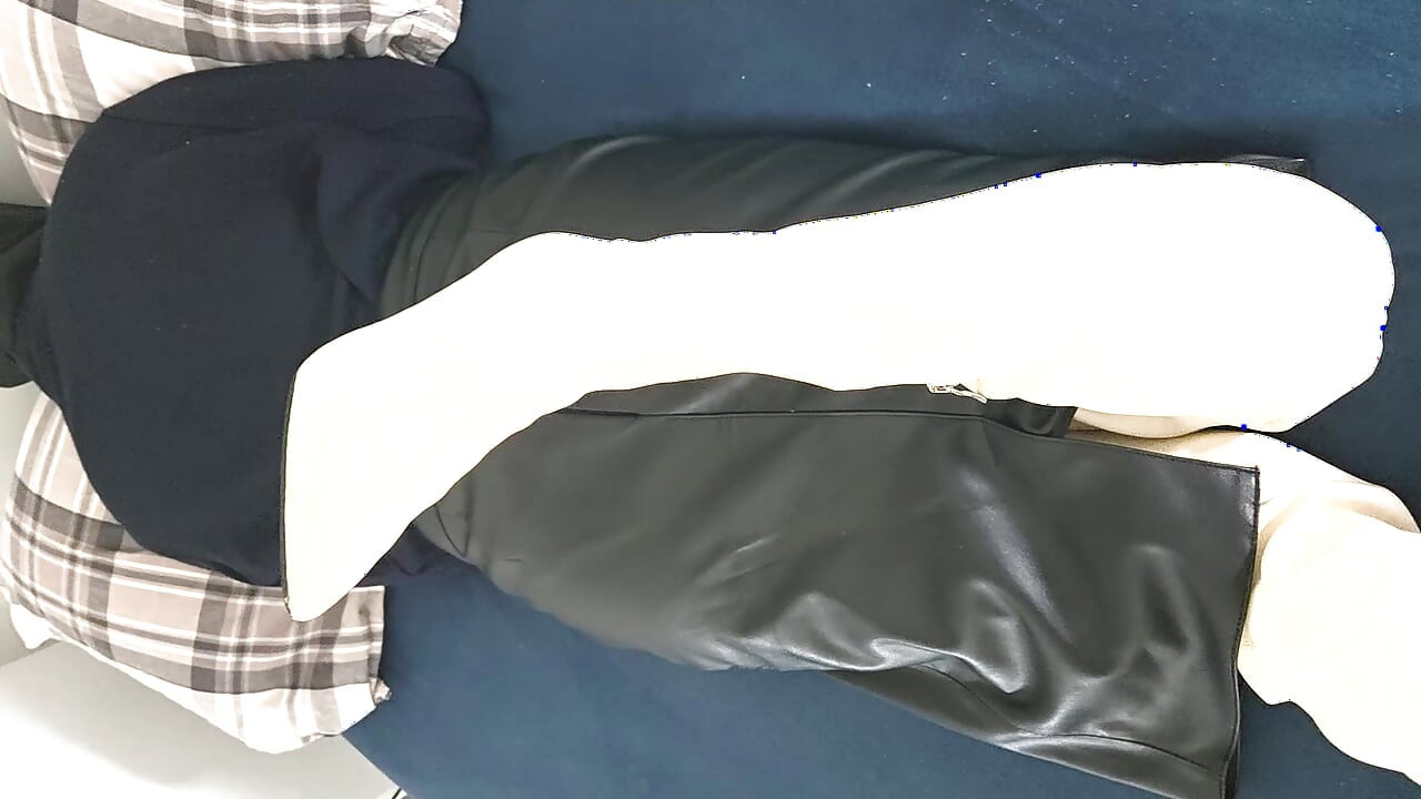 Les bottes blanches m’ont complètement à sa merci, taille 36