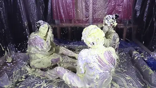 Cheyenne Hannah ve Skyler ile köpük eğlencesi