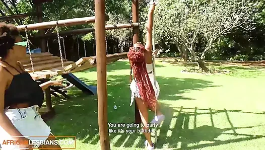 Büyük memeli zenci kankalar açık havada oynuyor ve sonra lezbiyen dildo anal sikişiyor
