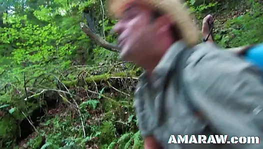 Kleine titten shannaya Tweeks im wald gefunden und gefickt