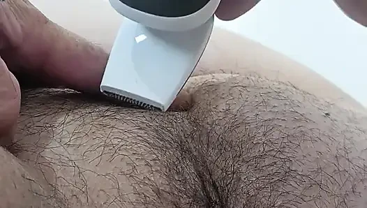 Mencukur memek berbulu istriku